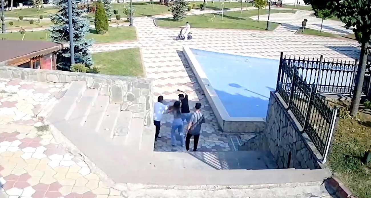 Parktaki çifti uyaran muhtar bıçaklandı: O anlar kamerada