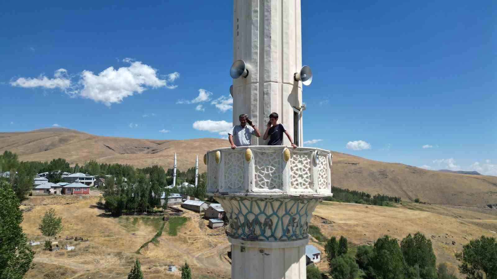 Telefon çekmeyince köylüler çareyi minareye çıkmakta buldu