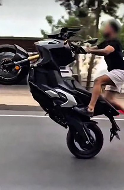 Trafikte akrobatik hareketler yapan motosiklet sürücüsüne ceza