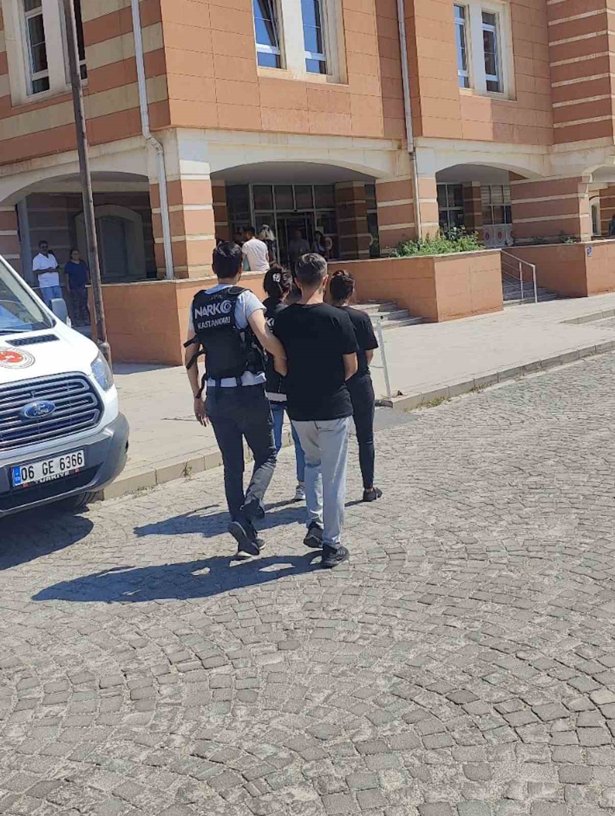 Uyuşturucuyla yakalanan 2 şüpheli tutuklandı