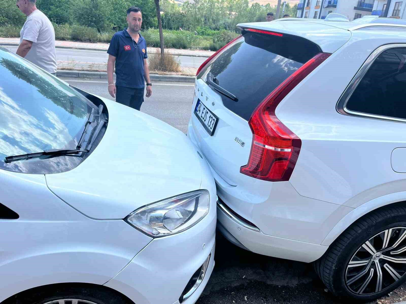 Van-Gevaş’ta zincirleme kaza: 1 yaralı