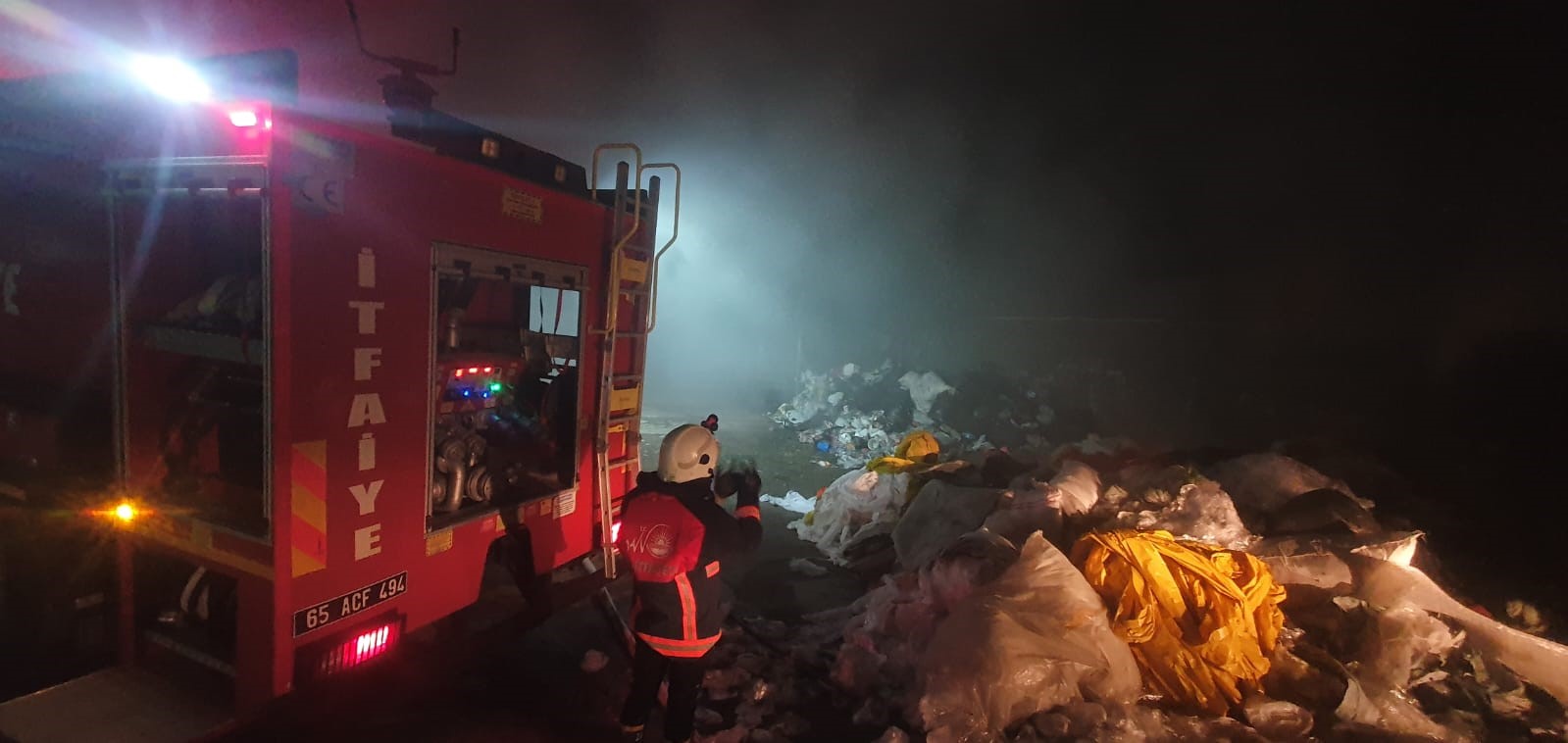 Van’da çöp toplama merkezinde yangın