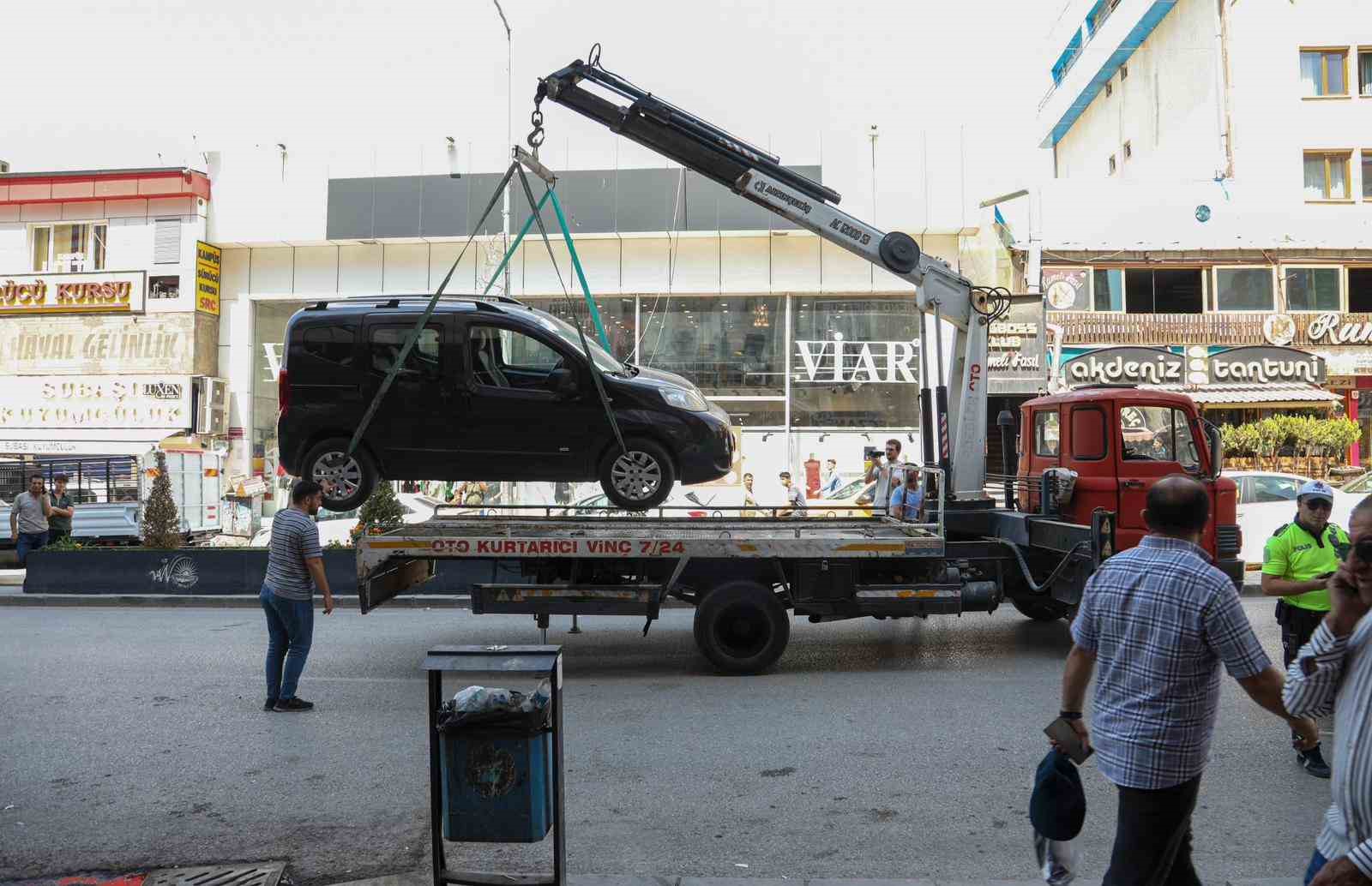 Van’da Hatalı Park Yapan Sürücülerin Araçları Tek Tek Çekildi