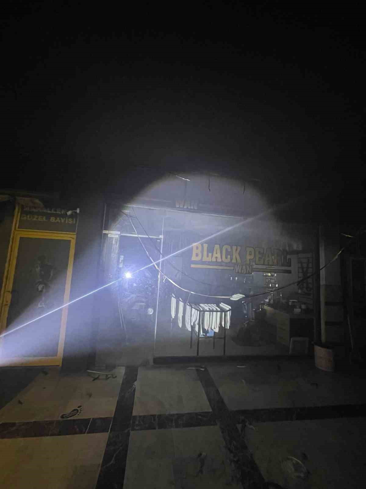 Van’da iş merkezinde korkutan yangın