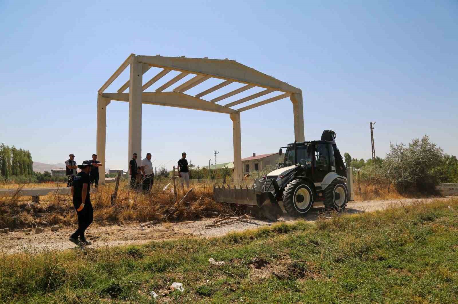 Van’da Kamusal Alanları İşgal Eden Yapılar Kaldırılıyor