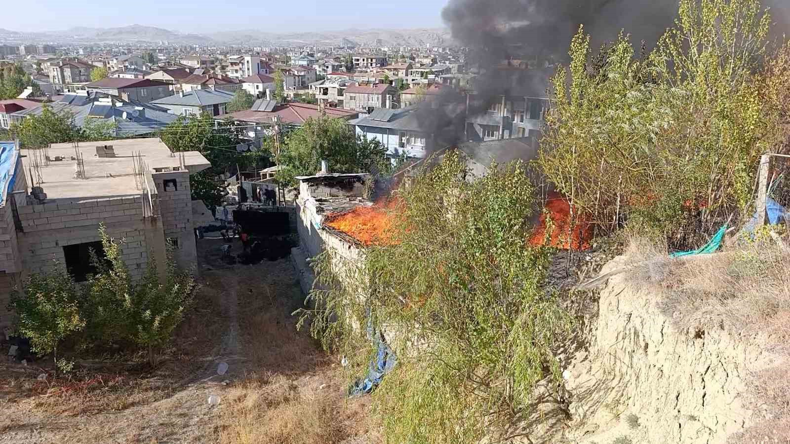 Van’da kömürlükte çıkan yangın korkuttu