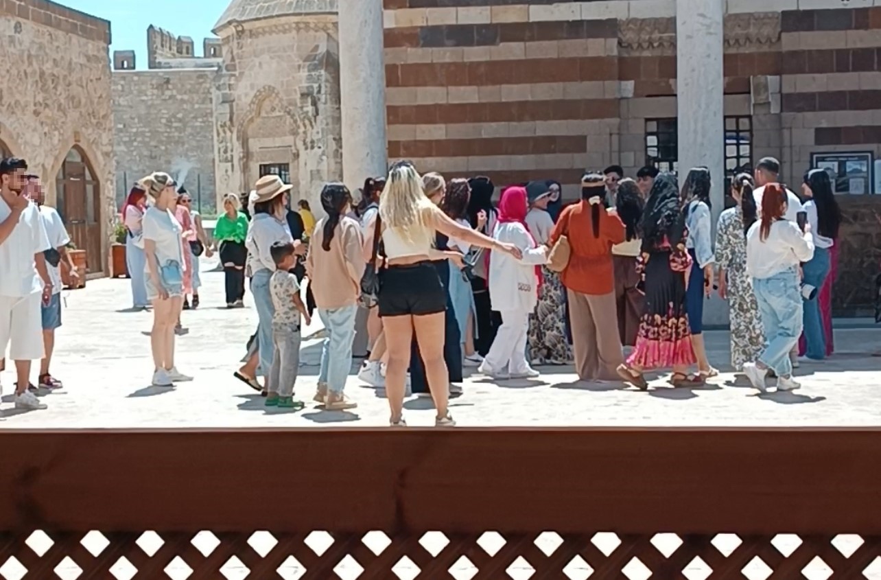 Van’da Tarihi Camiye Uygunsuz Kıyafetle Giriş Tepki Topladı