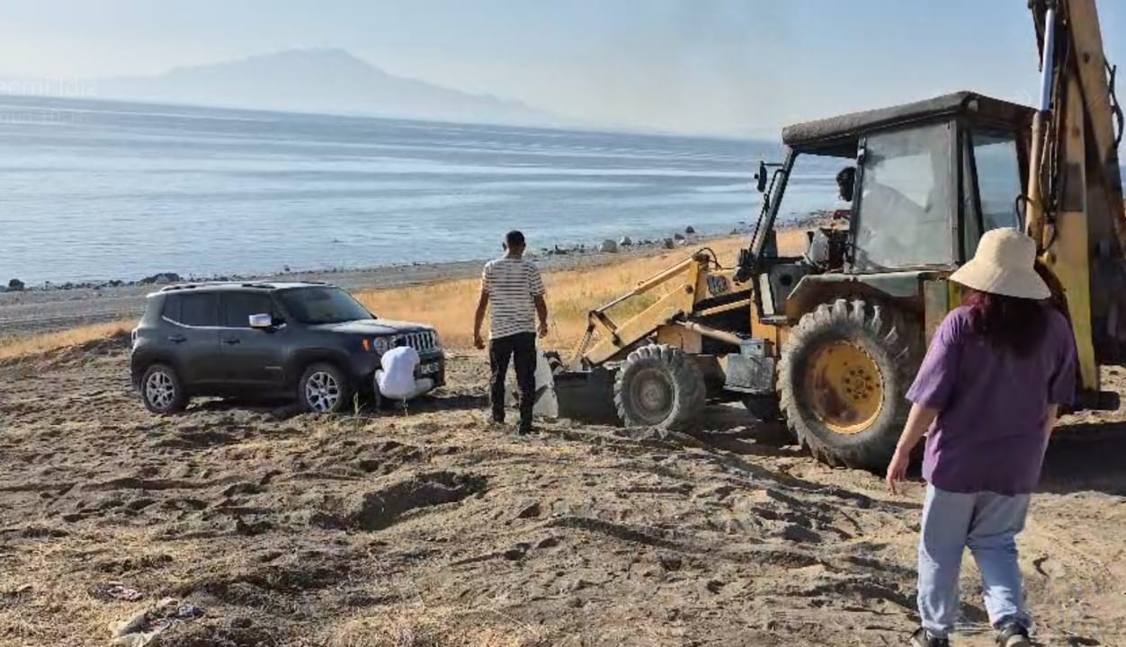 Van’da yolda kalan piknikçilerin yardımına muhtar koştu