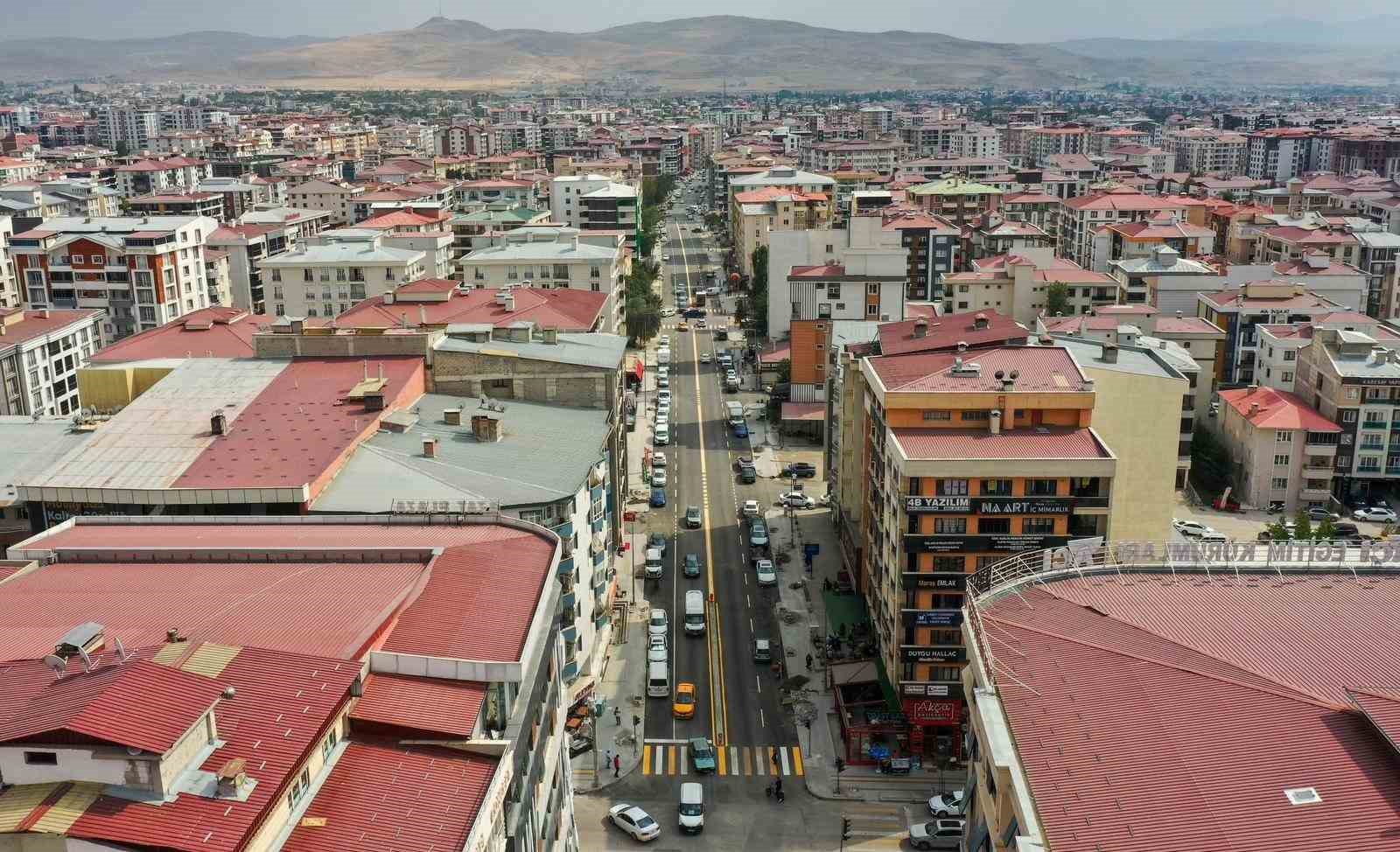 Van’daki o cadde yeni görünümüyle trafiğe açıldı