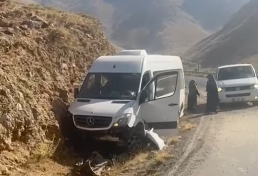 Van’ın Bahçesaray ilçesinde kaza: 18 yolcu ölümden döndü