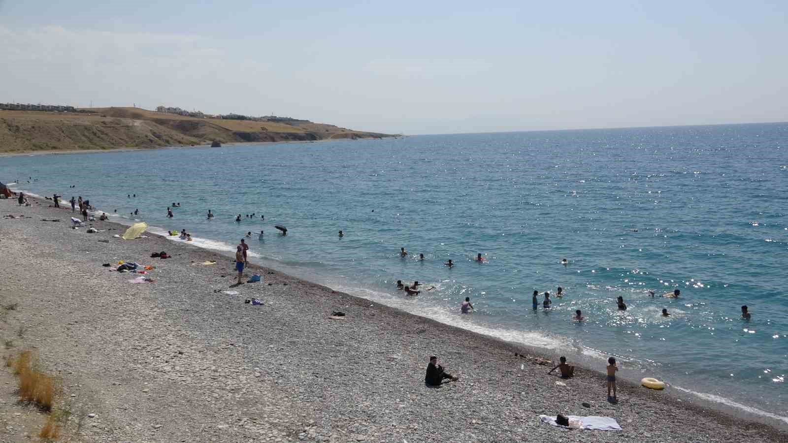 Van’ın mavi bayraklı plajı tatilcilerin akınına uğradı