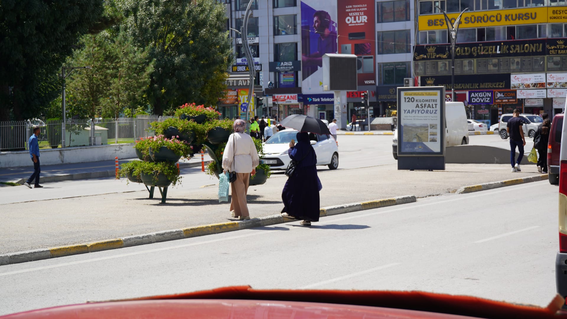 Van’da Yaşlılar Güneşten Şemsiye ile Korunuyor