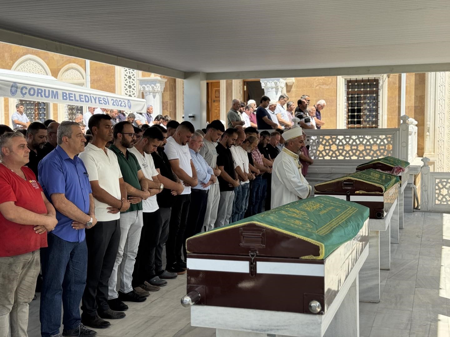 Yağ tankına düşerek ölen anne ve oğlu toprağa verildi