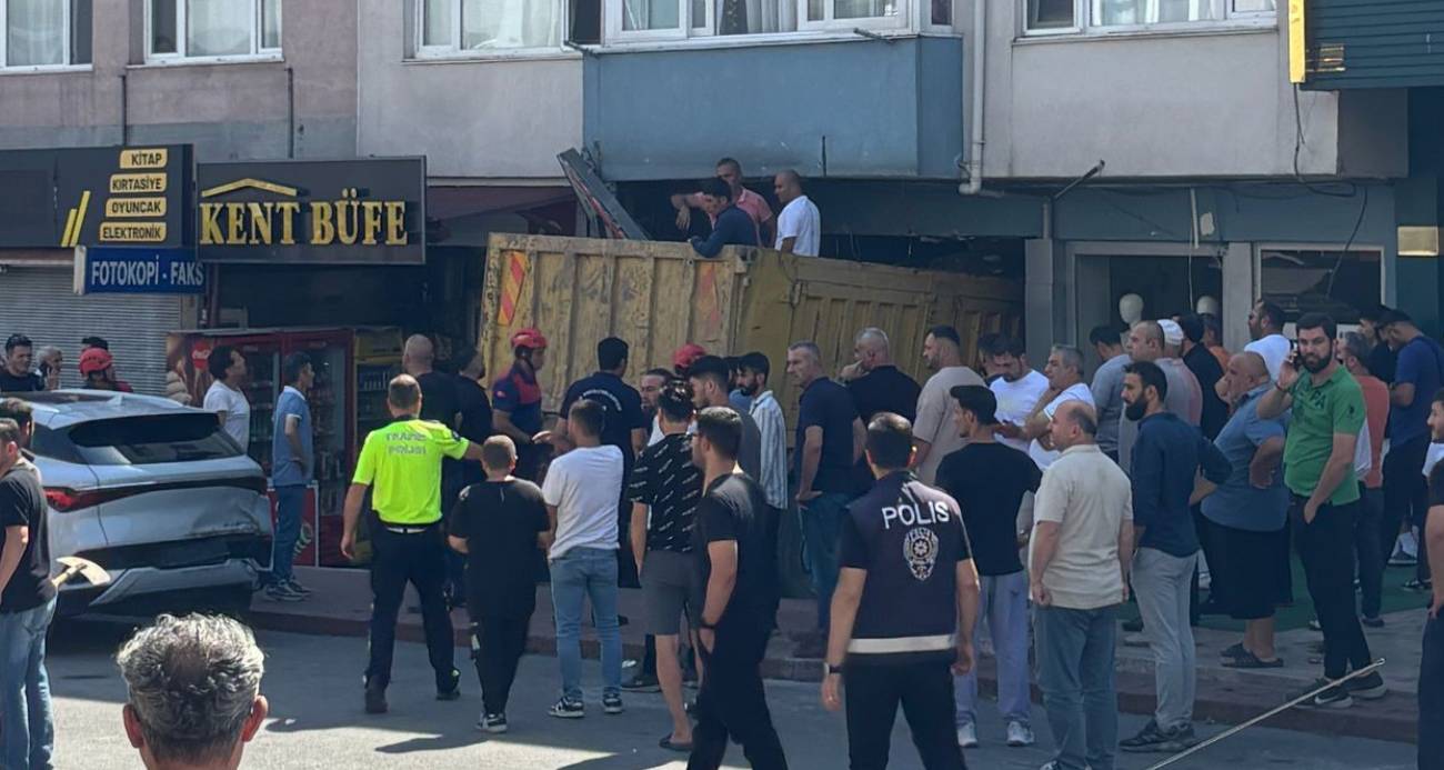 Freni patlayan kamyon dükkana girdi