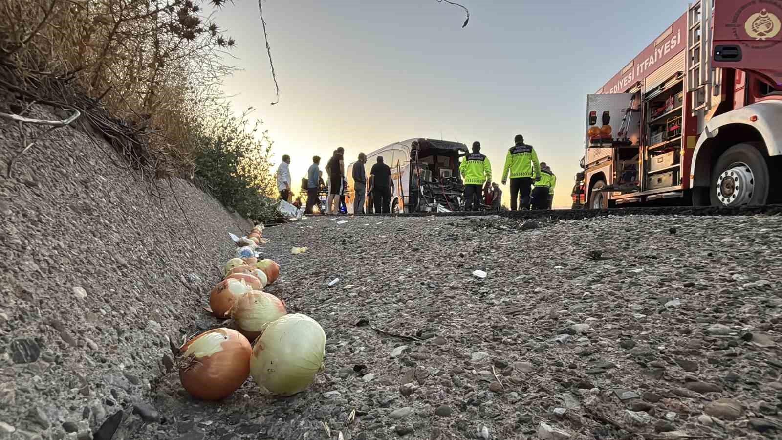 Yolcu otobüsü ile soğan yüklü kamyon çarpıştı: 1 ölü, 10 yaralı