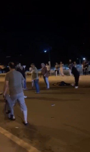 Yolun karşısına geçmeye çalışan anne ve kızına otomobil çarptı