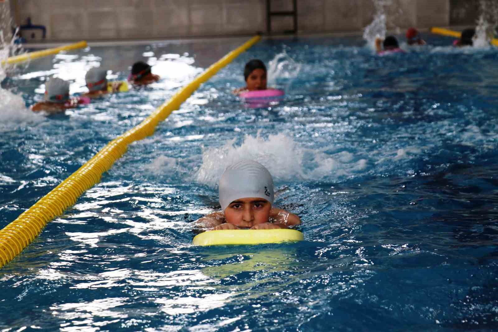 Yüzme Havuzunda Hem Antrenman Hem Serinlik