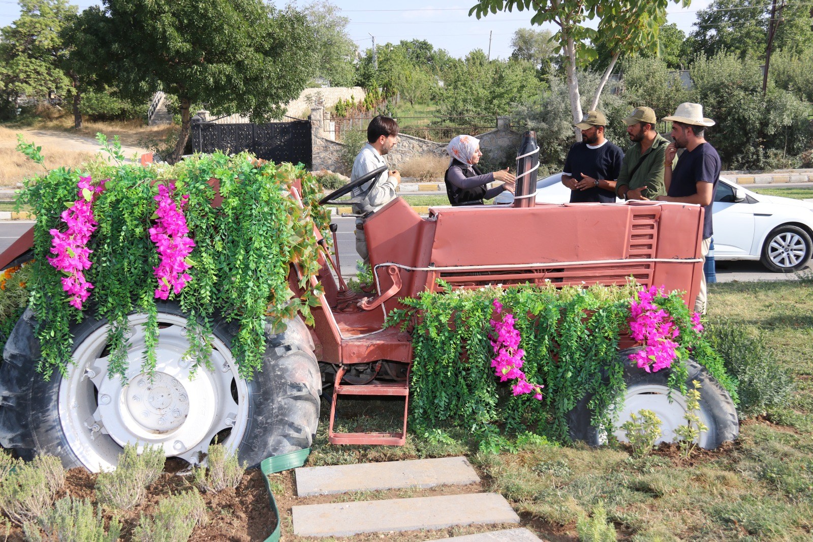 Edremit sahil bandına traktör bırakıldı