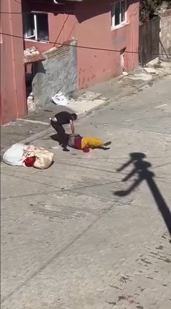 Eşini bayılıncaya kadar sokak ortasında döven şahıs kamerada