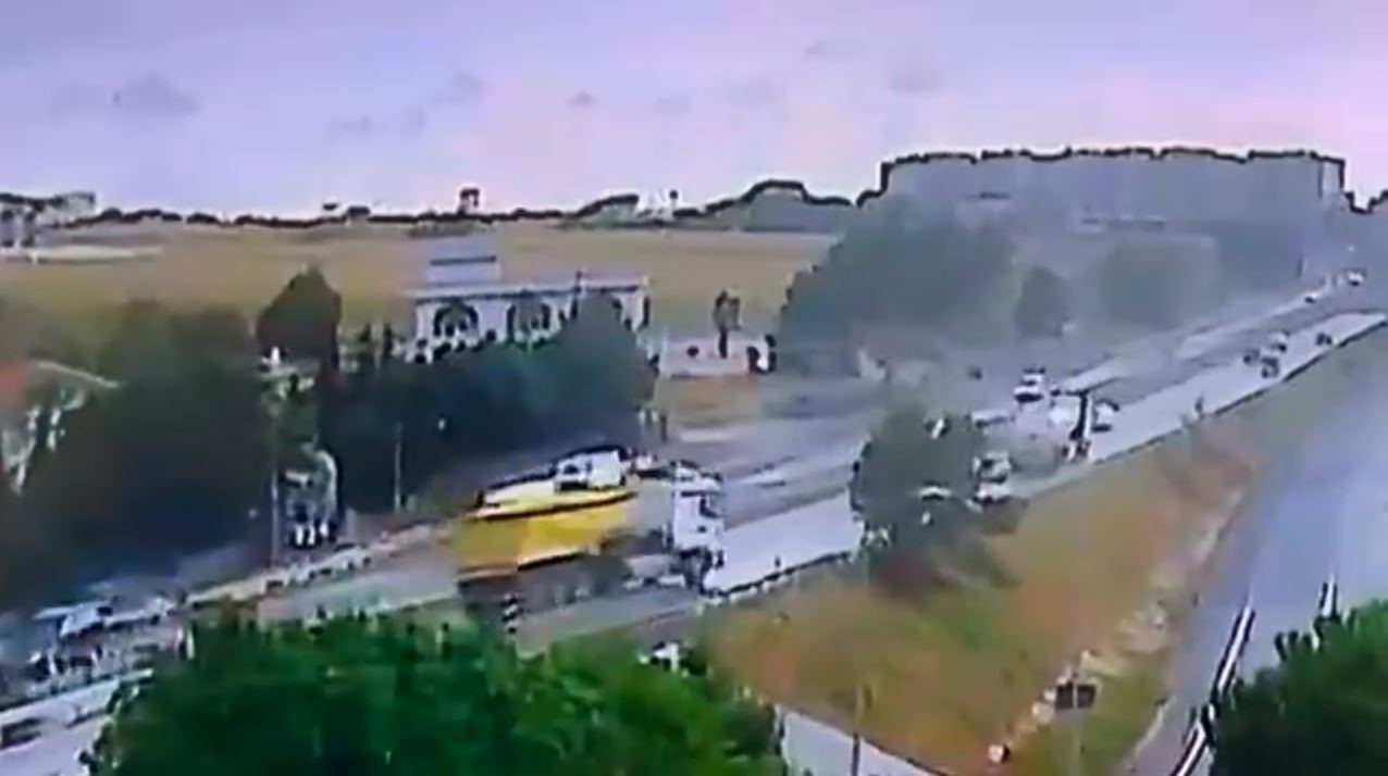Büyükçekmece’de hafriyat kamyonu devrildi, E-5 trafiğe kapandı