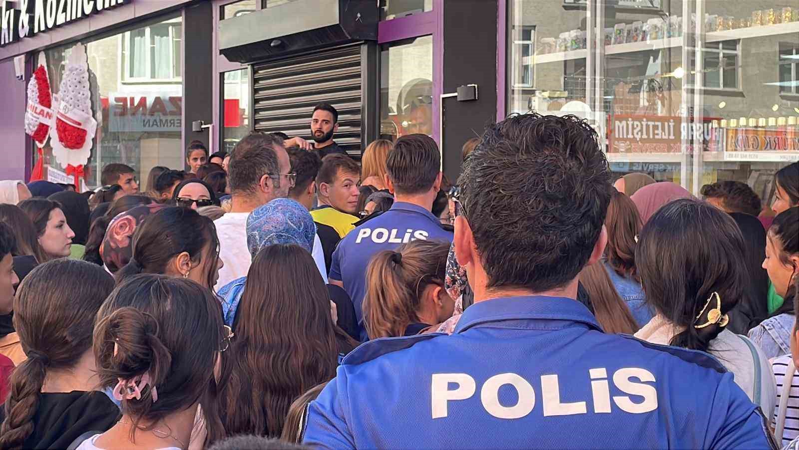 Takı ve kozmetik ürün mağazası açılışında izdiham