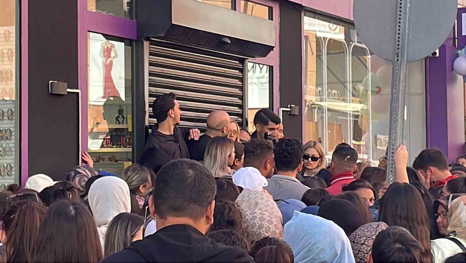 Takı ve kozmetik ürün mağazası açılışında izdiham