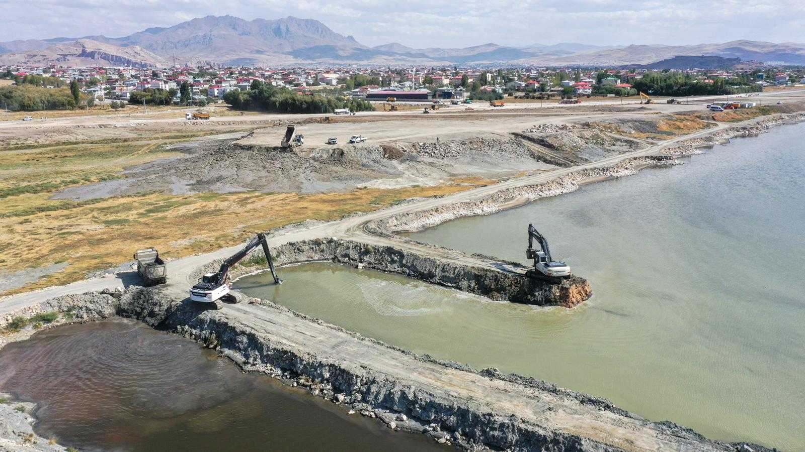 Van Gölü’nde Dip Çamuru Temizliği Sürüyor
