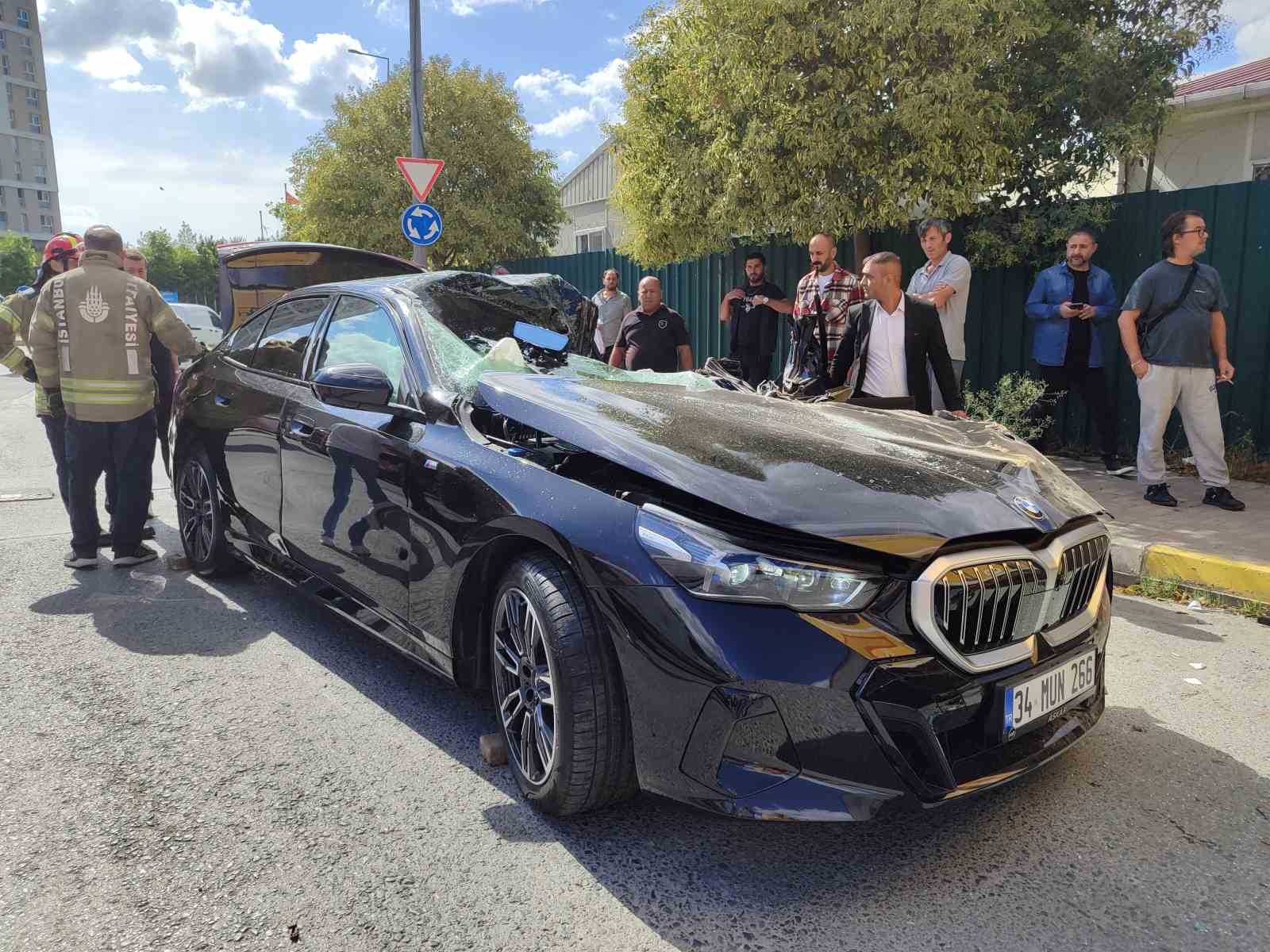 Küçükçekmece’de hızını alamayan lüks otomobil park halindeki tırın altına girdi