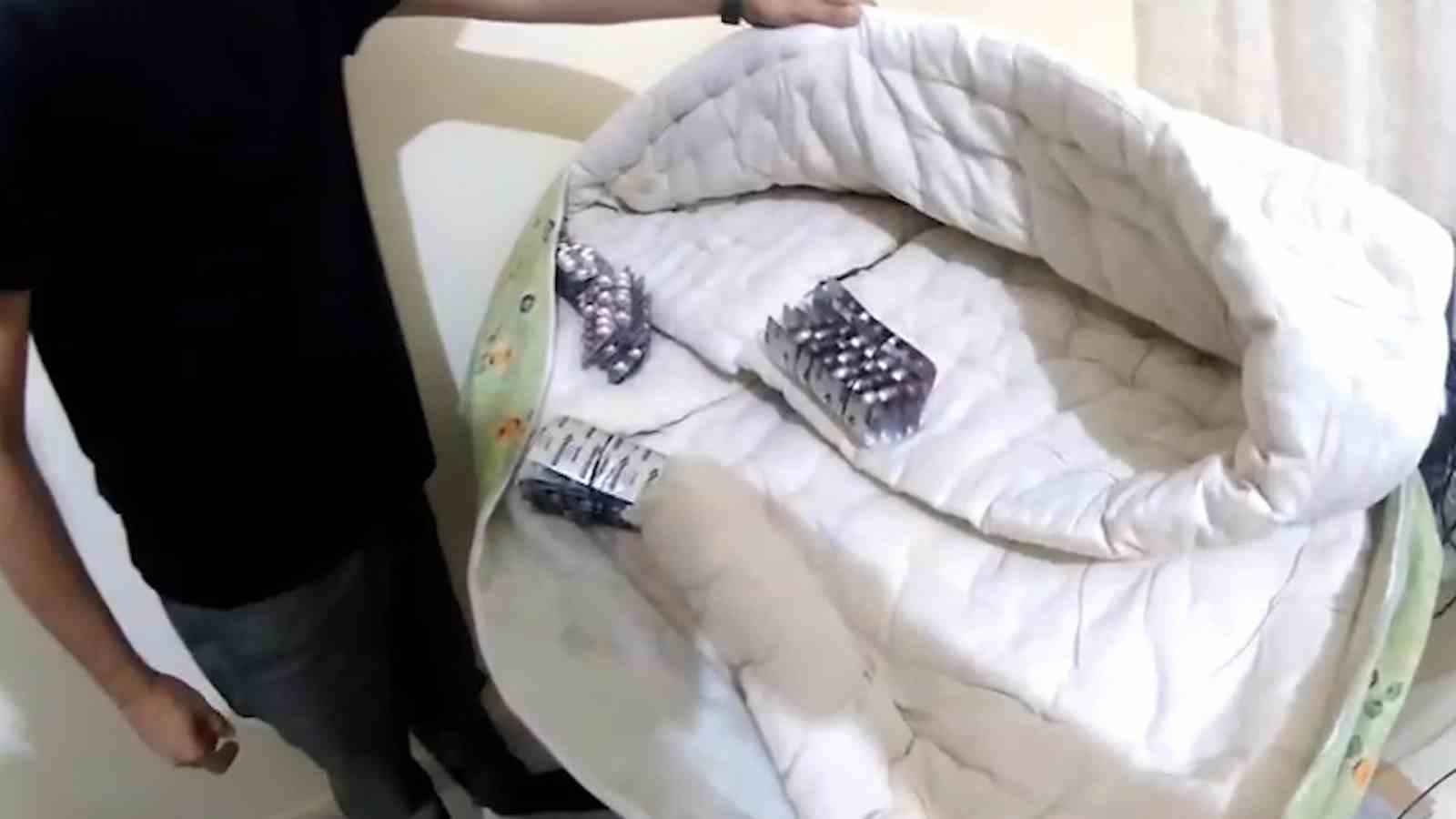 Yorganın arasından uyuşturucu hap çıktı: 19 yaşındaki şüpheli tutuklandı