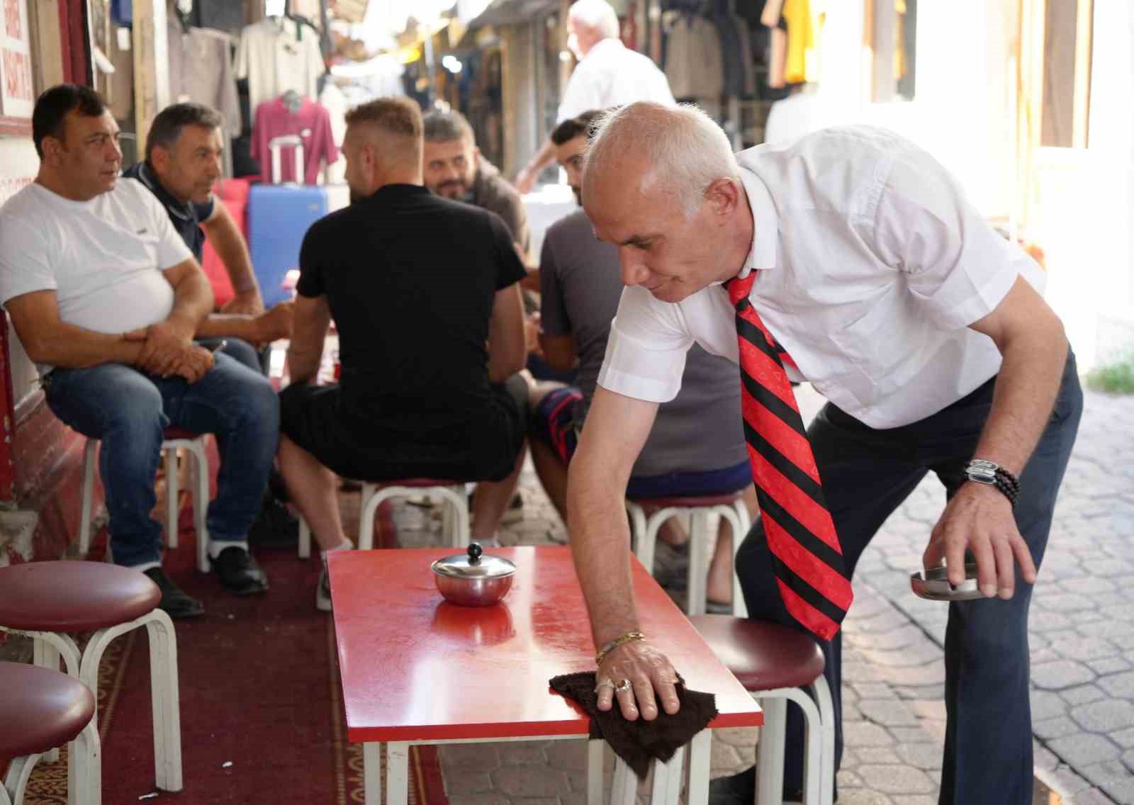 30 yıldır kravatla çay servisi yapıyor