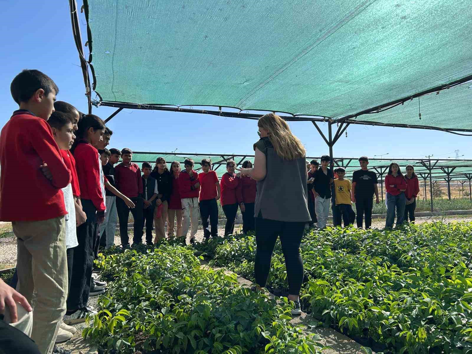Vanlı Öğrenciler Doğa İçin Fidan Dikiyor