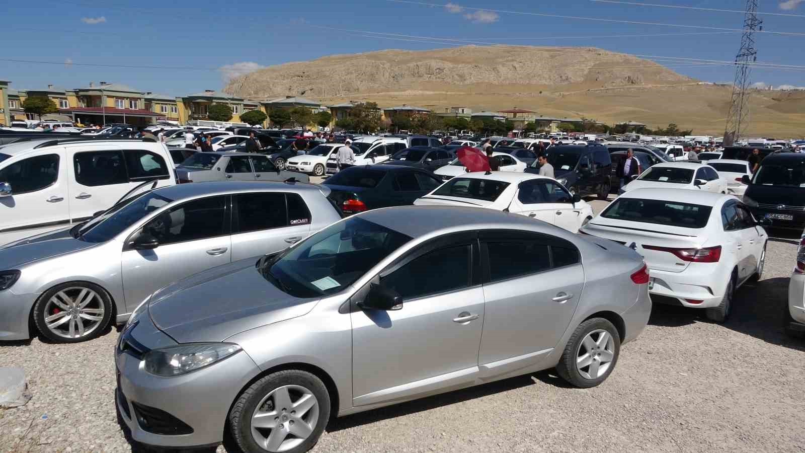Havaların serinlemesi ile Van’daki açık oto pazarı hareketlendi