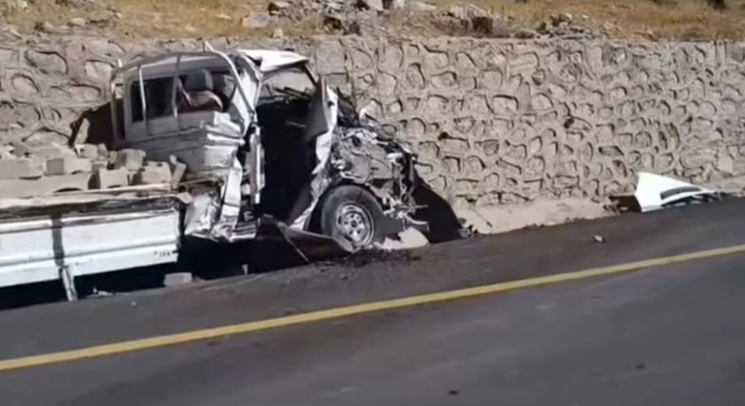 Van’da freni boşalan tır, park halindeki kamyonete çarptı