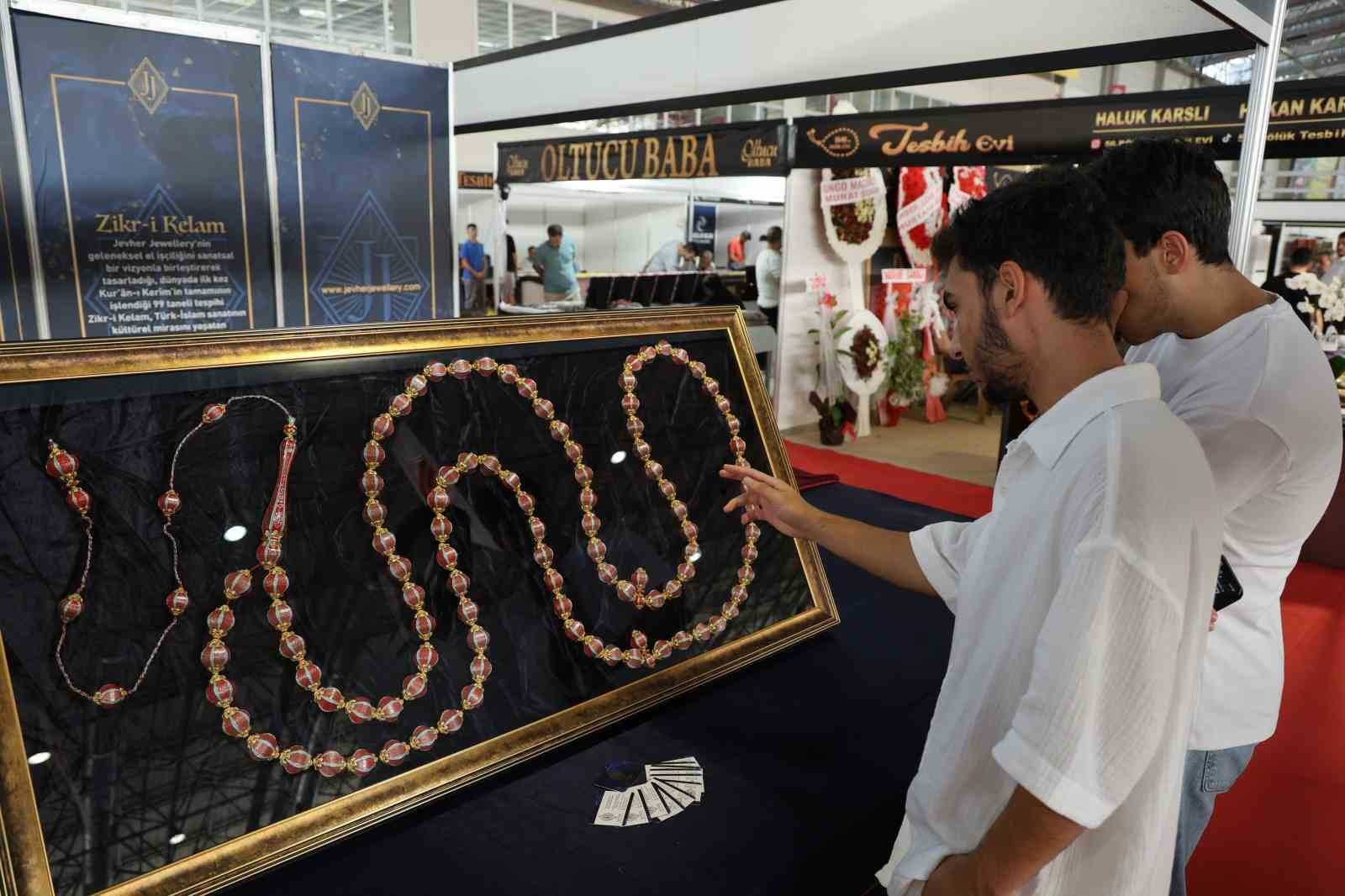 Kur’an-ı Kerim’in 604 sayfası tespihe nakşedildi