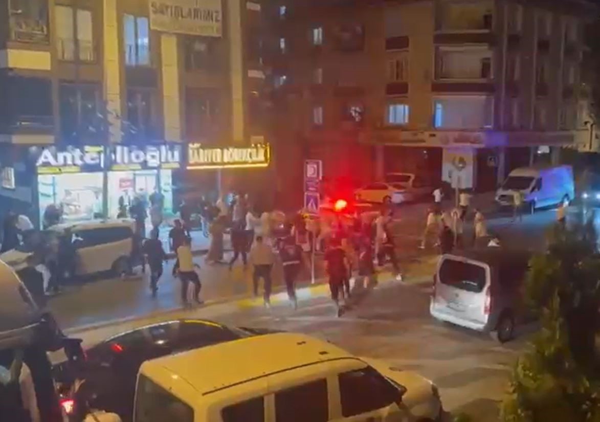 Vanlı aileler düğün çıkışı birbirine girdi