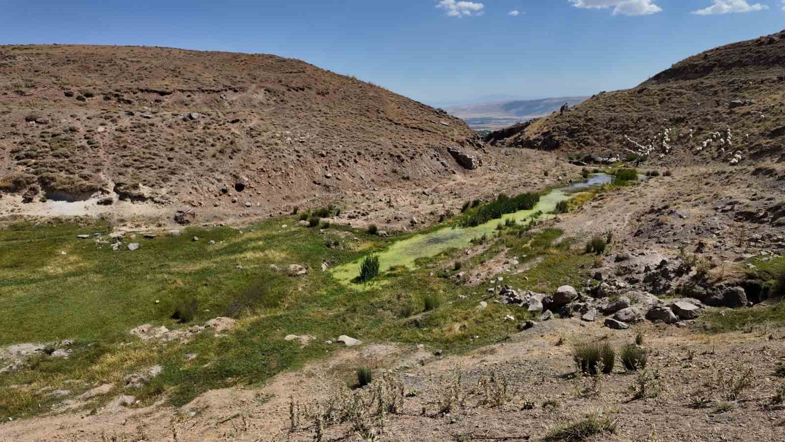 Van’da tehlike arz eden baraj köylüleri tedirgin ediyor