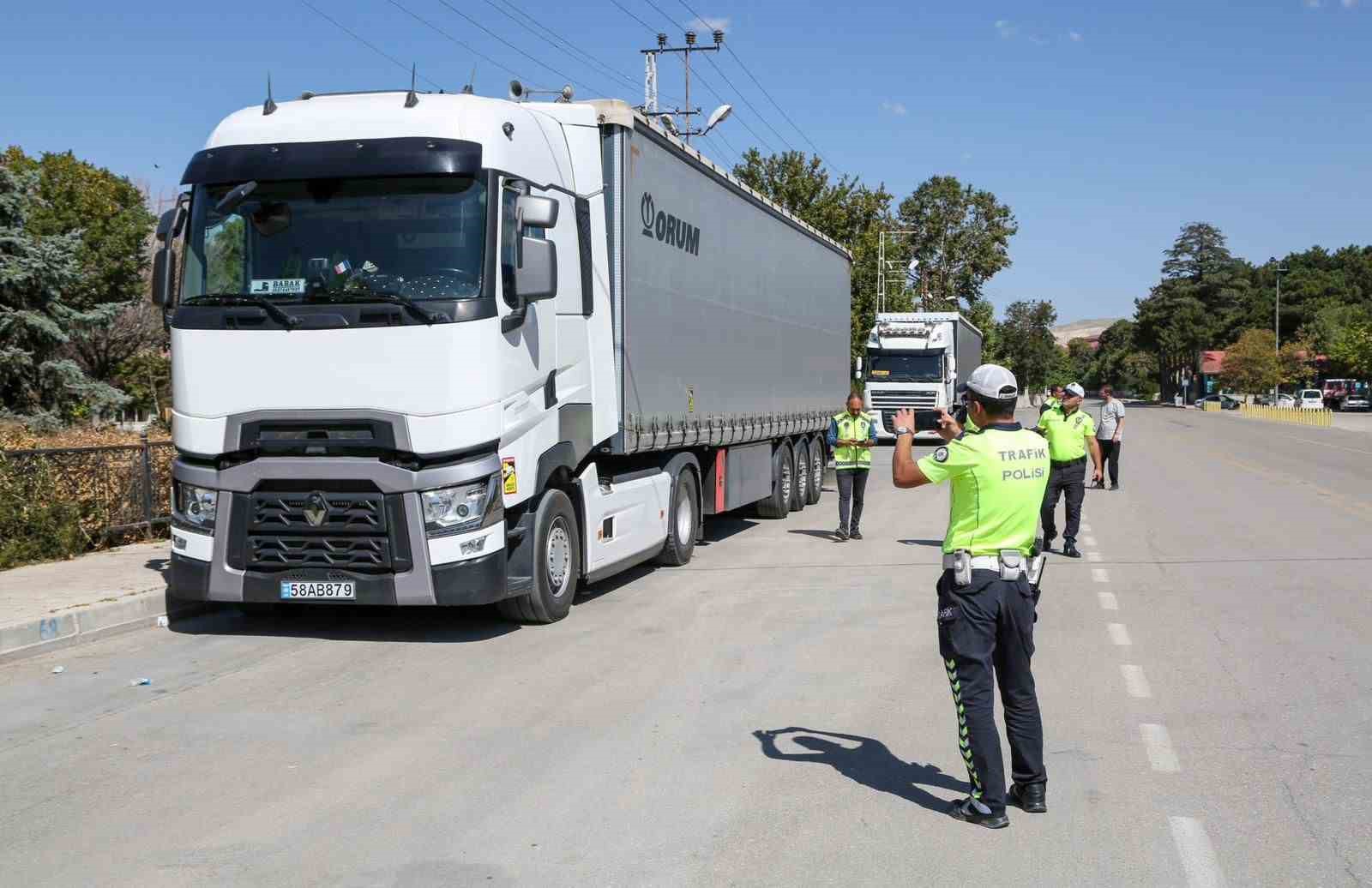 Van’da usulsüz park yapan tırlara denetim