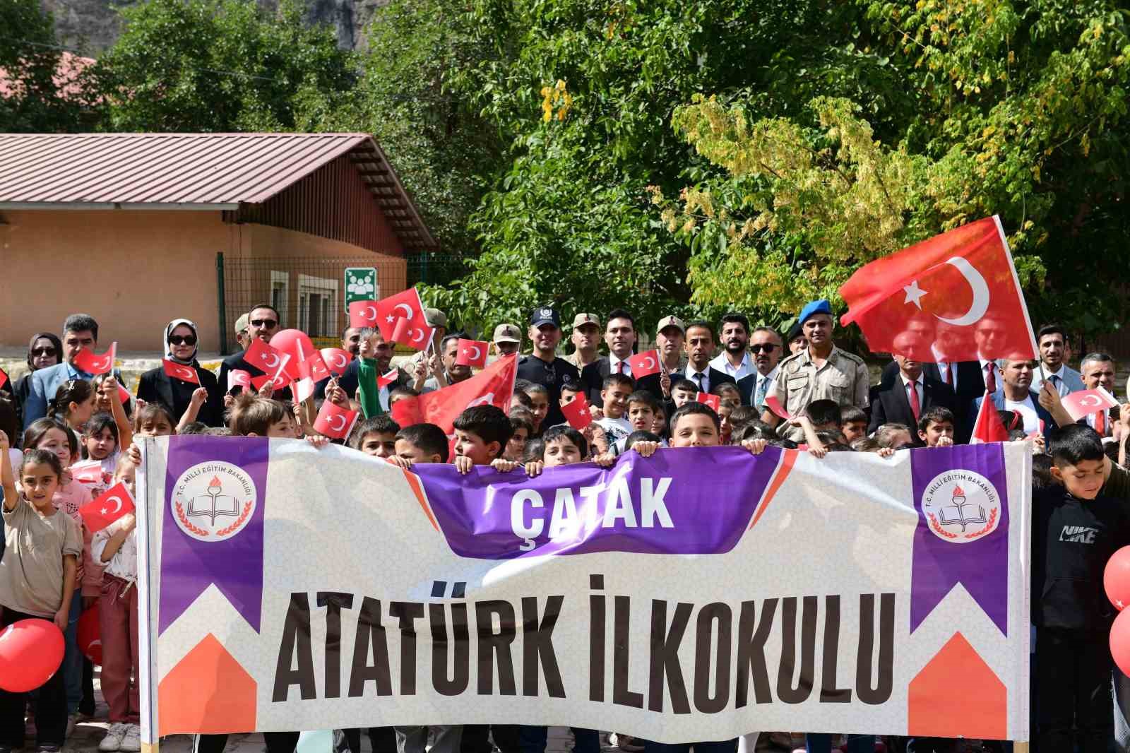 Çatak’ta ilköğretim haftası kutlandı