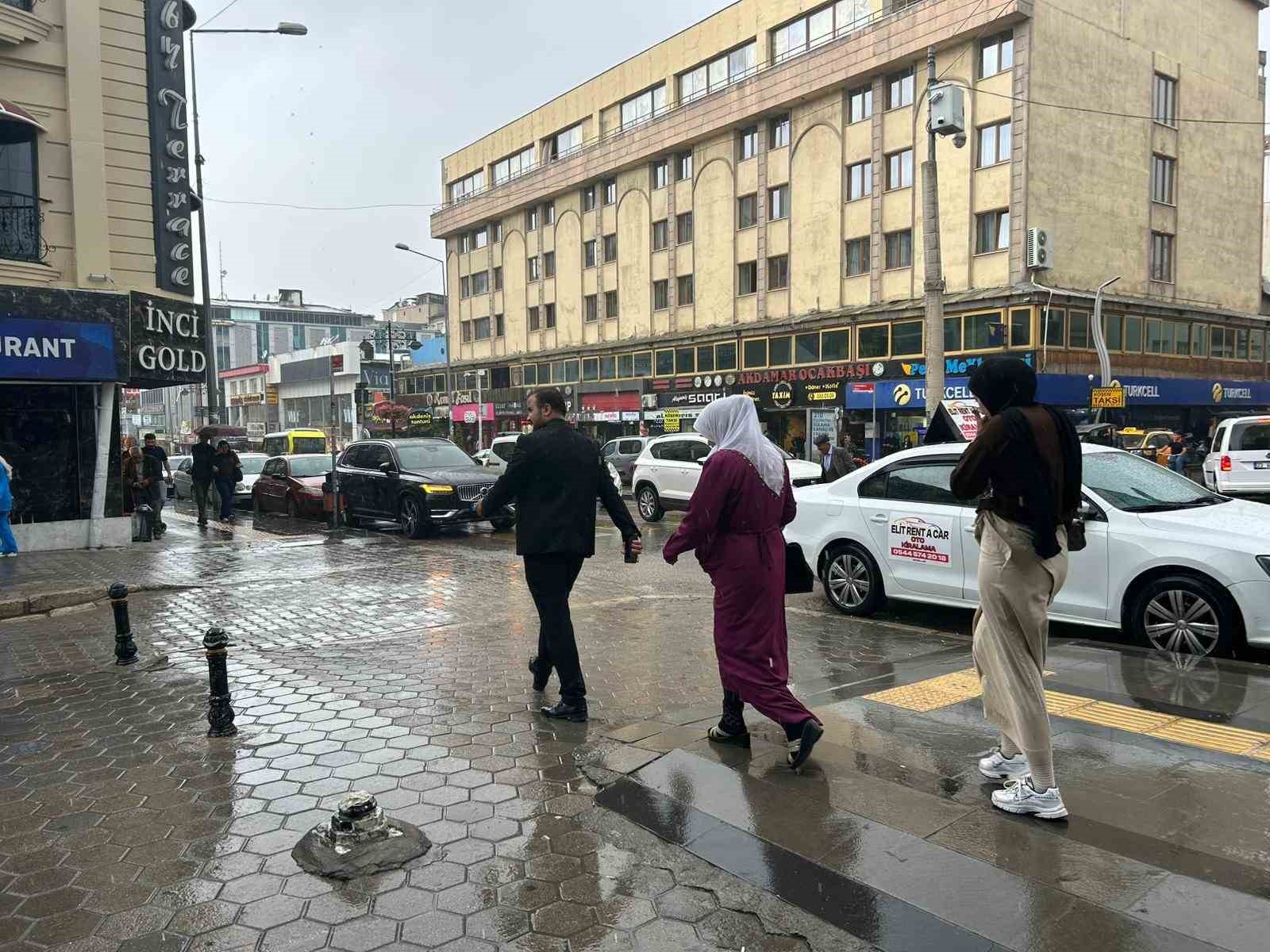 Van’da sağanak yağış hayatı olumsuz etkiledi