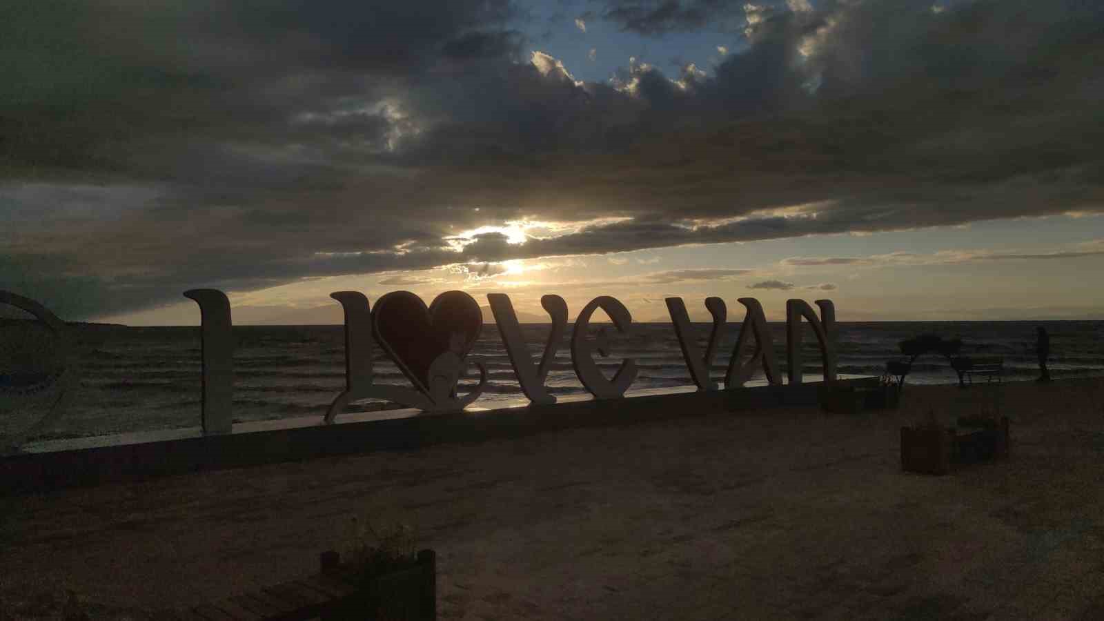 Van Gölünde fırtına nedeniyle dalgalar coştu