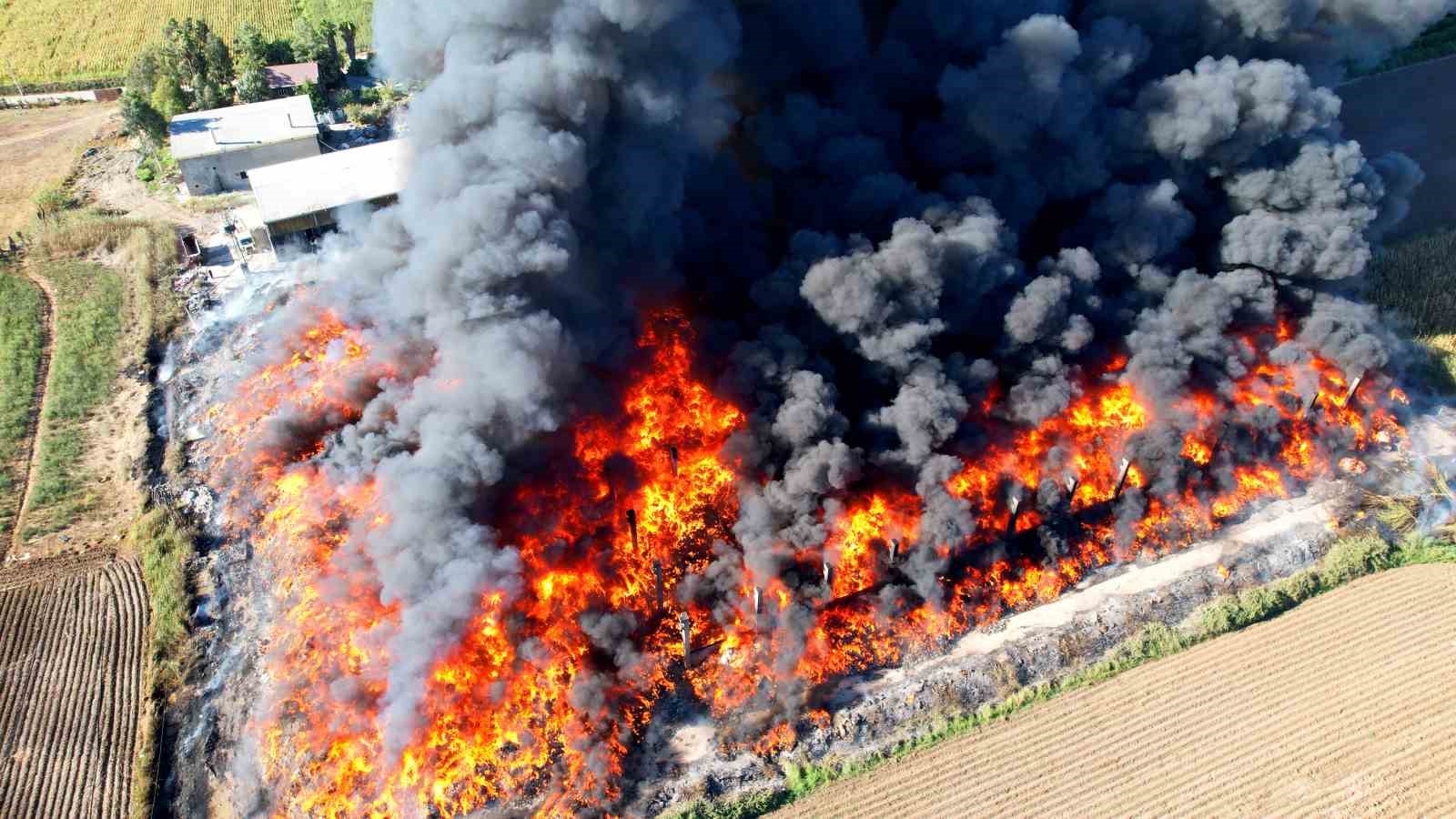 Adana’da geri dönüşüm fabrikasının bahçesindeki yangın dronla görüntülendi