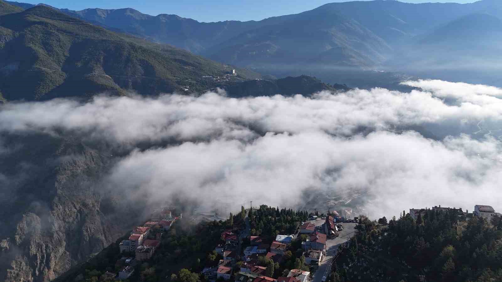 Sis bulutları Artvin’de kartpostallık görüntüler sundu