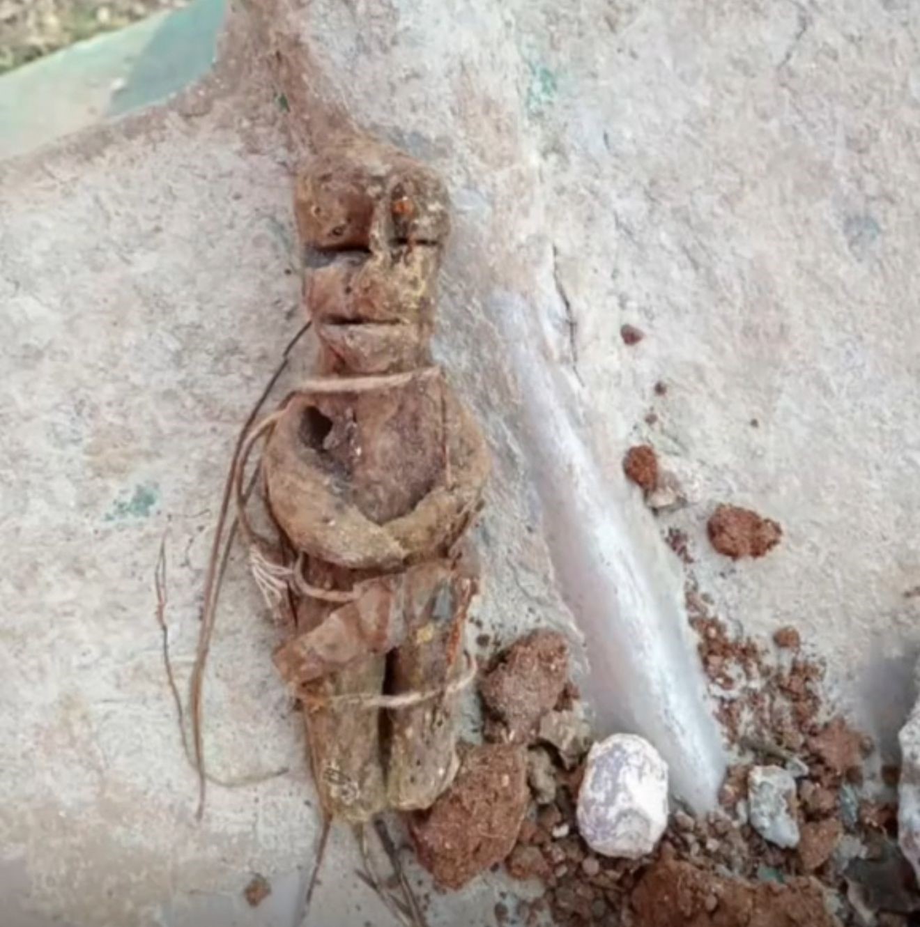 Mezarlıkları büyülerle doldurdular