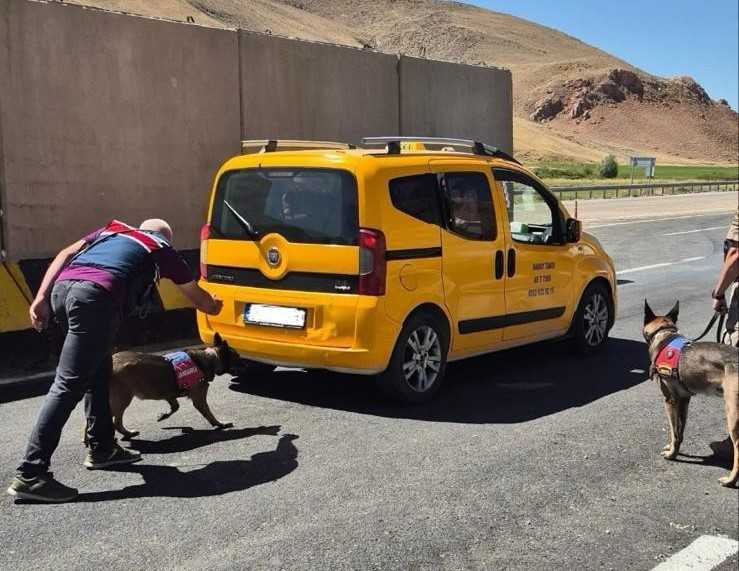 Van’da 64 aranan şahıs yakalandı