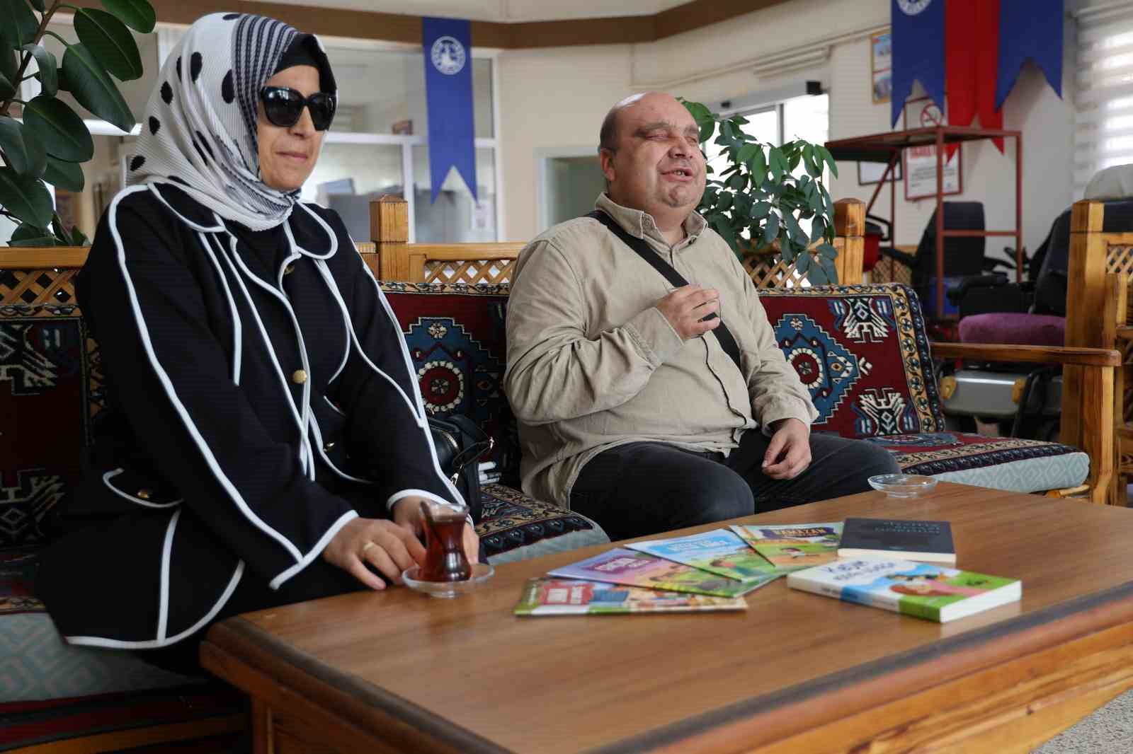 Görme engelli öğretmen 11’inci, kendi gibi görme engelli eşi ise ilk kitabını çıkardı