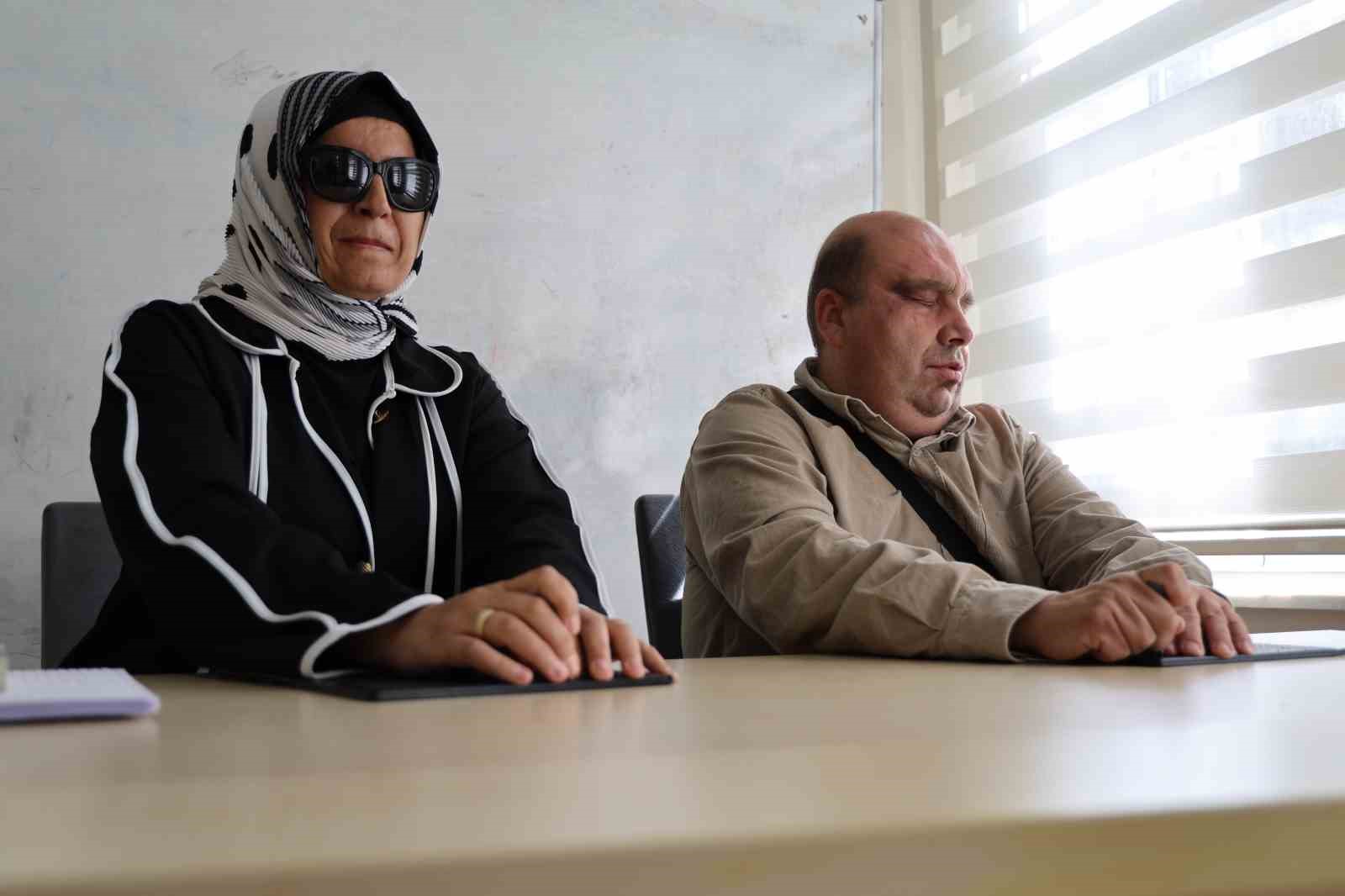 Görme engelli öğretmen 11’inci, kendi gibi görme engelli eşi ise ilk kitabını çıkardı