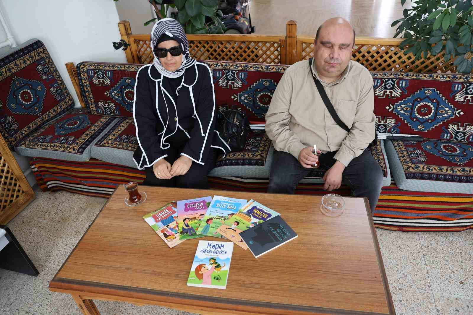 Görme engelli öğretmen 11’inci, kendi gibi görme engelli eşi ise ilk kitabını çıkardı