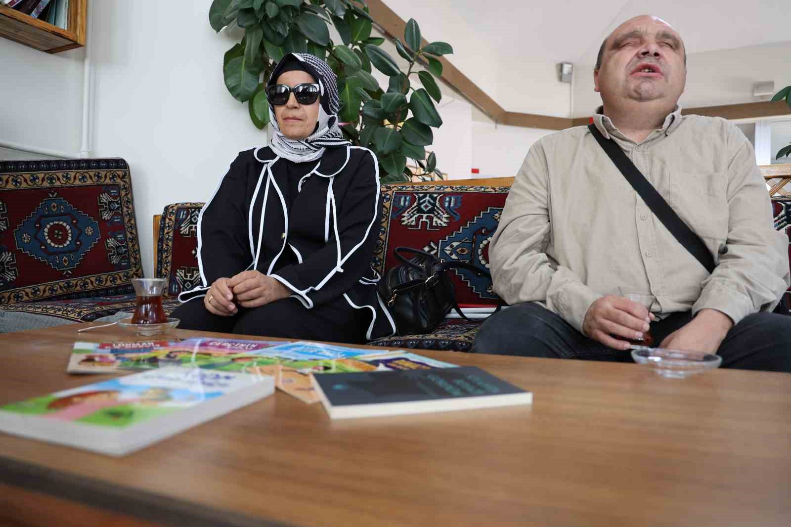 Görme engelli öğretmen 11’inci, kendi gibi görme engelli eşi ise ilk kitabını çıkardı