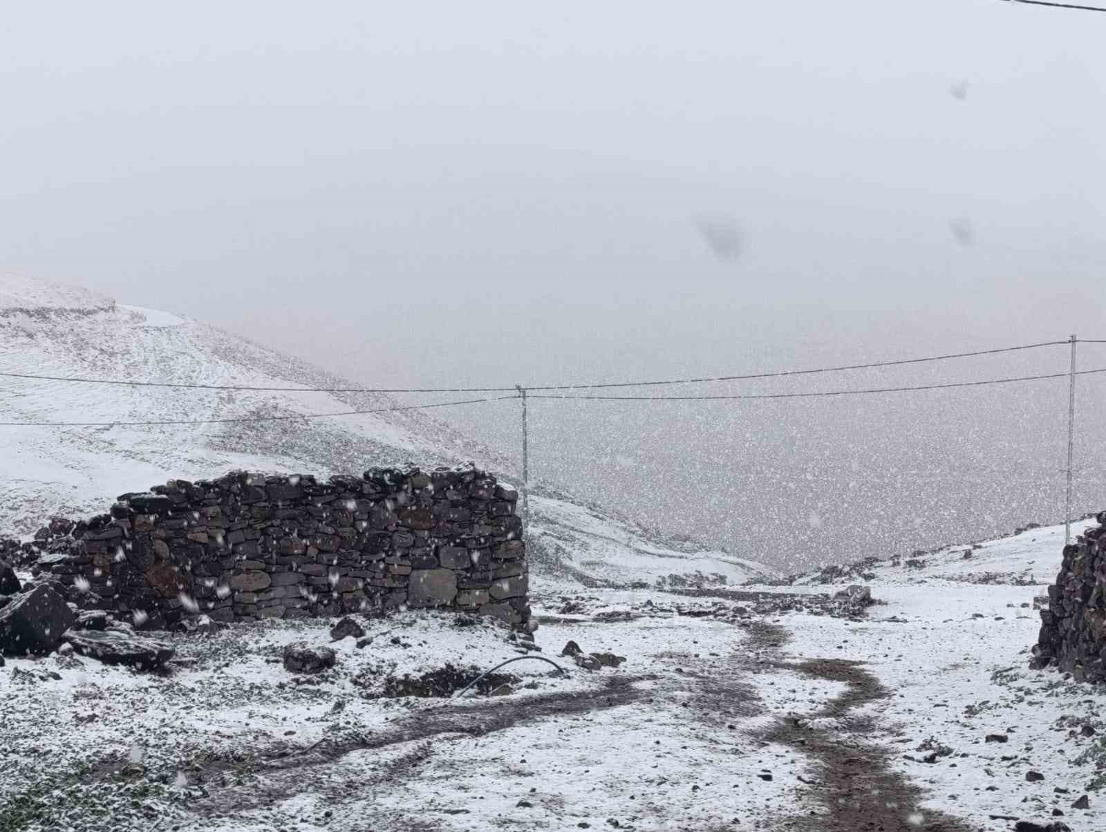 Ağrı’da yüksek kesimlere mevsimin ilk karı düştü