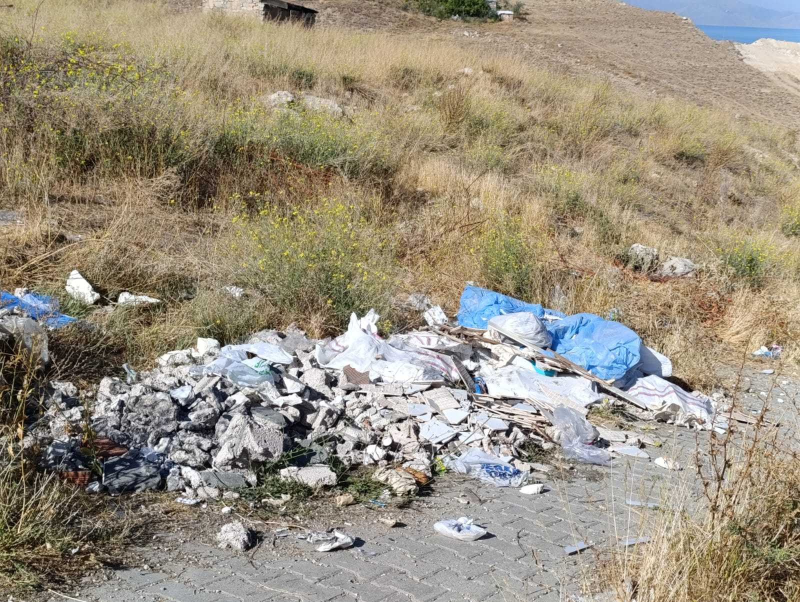 Van’ın Edremit ilçesinde çöp sorunu büyüyor: Sorumlu sadece belediye mi?